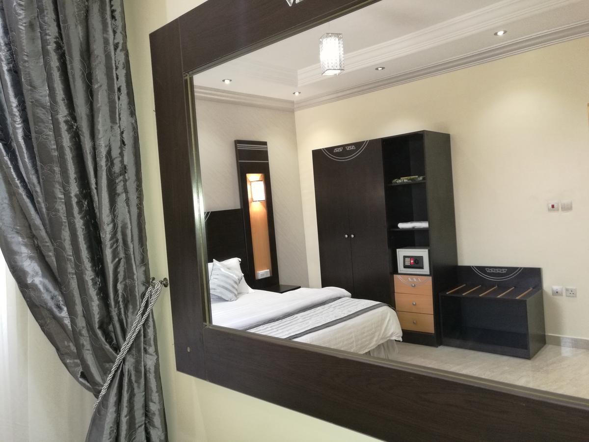 Al Ezzah Palace Hotel Suites Джеда Екстериор снимка