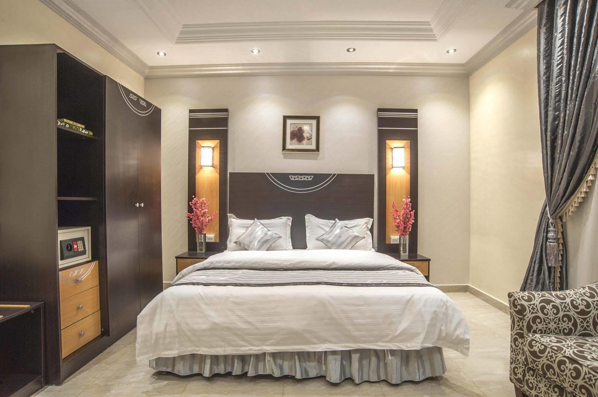 Al Ezzah Palace Hotel Suites Джеда Екстериор снимка